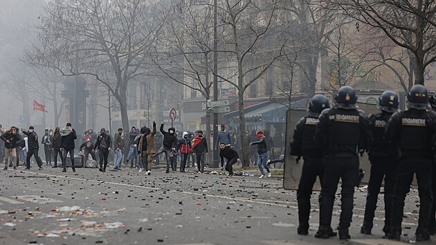 P�i protestu kurdsk� men�iny v Pa��i propukly poty�ky mezi polici� a demonstranty. (24. prosince 2022)
