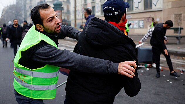 P�i protestu kurdsk� men�iny v Pa��i propukly poty�ky mezi polici� a demonstranty. (24. prosince 2022)