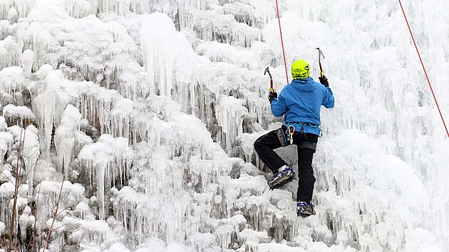 Horolezci zprovozuj ledovou stnu ve Vru na Bysticku.