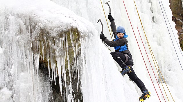 Horolezci zprovozuj ledovou stnu ve Vru na Bysticku.