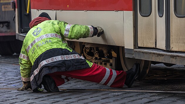 Na rohu Splen a Lazarsk u Mstskho soudu vyjela tramvaj z kolej a skonila na chodnku. (20. 12. 2022)