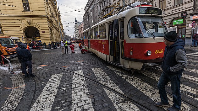 Na rohu Splen a Lazarsk u Mstskho soudu vyjela tramvaj z kolej a skonila na chodnku. (20. 12. 2022)