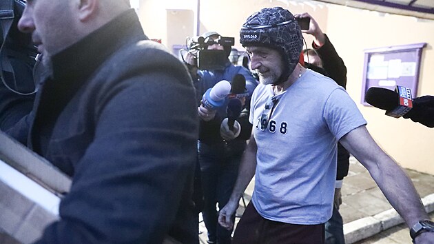 Lobbista Roman Janou�ek (vpravo) opou�t� ruzy�skou v�znici. (20. prosince 2022)