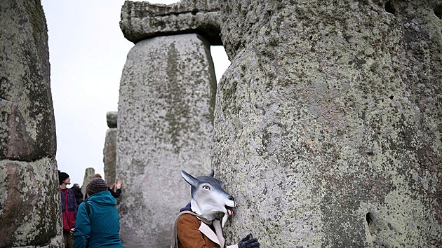 Zimn slunovrat u Stonehenge v jin Anglii pithl rekordn davy. (22. prosince 2022)