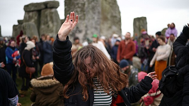 Zimn slunovrat u Stonehenge v jin Anglii pithl rekordn davy. (22. prosince 2022)