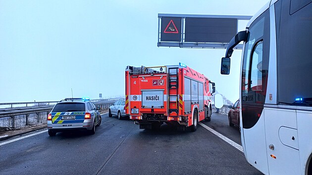 V mlze na D1 ped Brnem v nkolika nehodch bouralo podle hasi 40 voz. (23. prosince 2022)