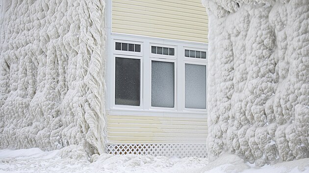 Domy v kanadskm mst Fort Erie u Erijskho jezera jsou po snhov boui cel pokryt ledem. (27. prosince 2022)