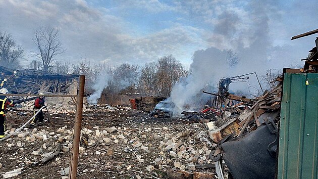 Zchrani v Kyjev zasahuj u dom tce pokozench pi ruskm raketovm toku. (29. prosince 2022)