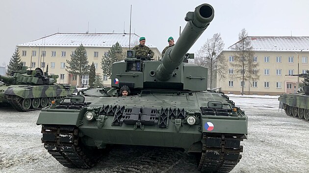 Vojáci v Přáslavicích převzali první tank Leopard 2A4, které Česko získalo darem od Německa.