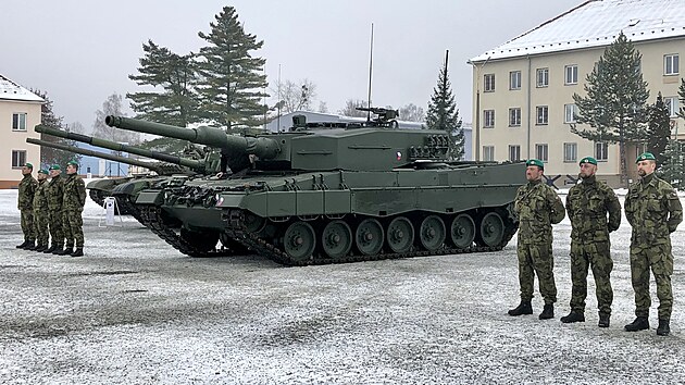 Vojáci v Přáslavicích převzali první tank Leopard 2A4, které Česko získalo darem od Německa