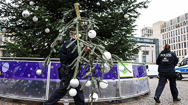 Policie odn�� vrchol stromu pot�, co se n�meck�m aktivist�m v Berl�n� poda�ilo ho od��znout. (21. prosince 2022)