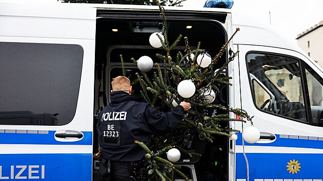 Policie odn vrchol stromu pot, co se nmeckm aktivistm v Berln podailo ho odznout. (21. prosince 2022)