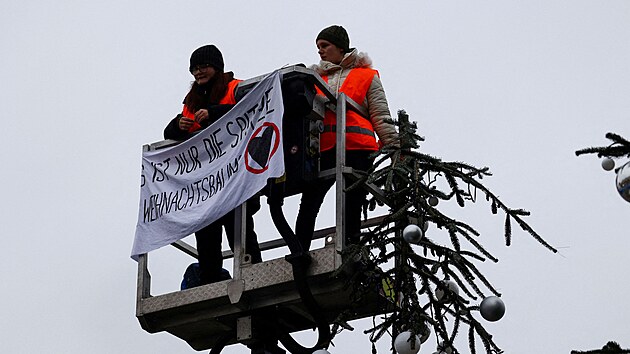 Je to jenom pika, hls transparent na ploin, pomoc kter se aktivistm vrchol stromu podailo odznout. (21. prosince 2022)