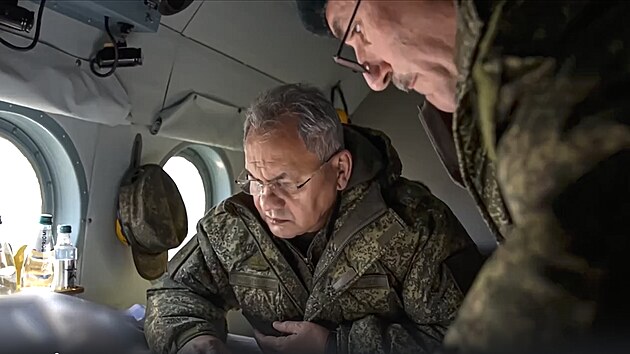 Zbry z videa zveejnnho ruskm ministerstvem obrany. Rusk ministr obrany Sergej ojgu dajn navtvil ukrajinskou frontu, kolem nvtvy se ale vzn pochybnosti. (18. prosince 2022)