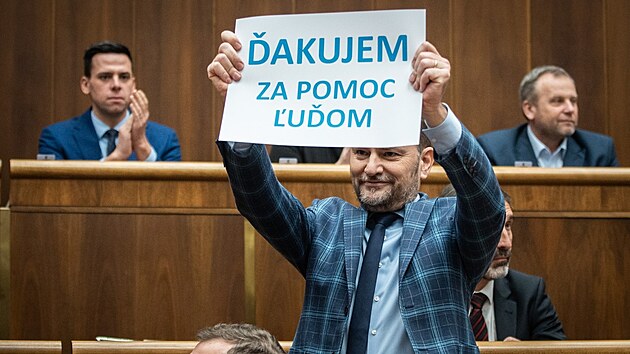 Slovensk ministr financ Igor Matovi vt schvlen sttnho rozpotu. (22. prosince 2022)