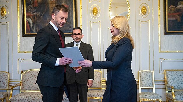 Slovensk prezidenta Zuzana aputov odebrala poven nad ministerstvem financ Igoru Matoviovi a pedala jej adujcmu premirovi Eduardaovi Hegerovi. (23. prosince 2022)