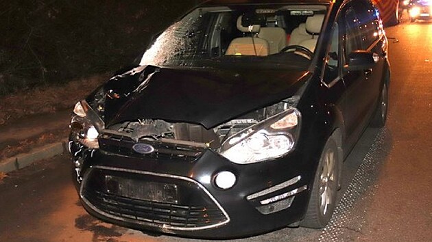 Nabouran Ford S-Max po stetu s 21letm chodcem. Nraz mu nepeil. (28. prosince 2022)