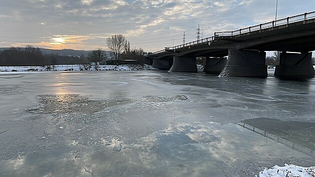 V Radotn na Berounce prat hasii vyproovali mue, kter se pi bruslen na led propadl do vody.