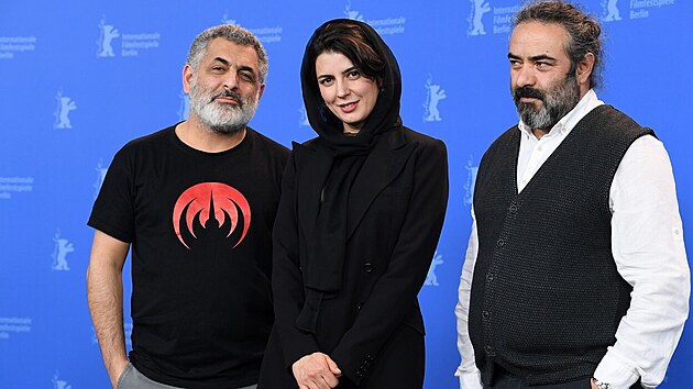 rnsk reisr Mani Haghgh (vlevo) s protagonisty svho filmu Prase Lejlou Hatm a Alm Mosaffou (21. nora 2018)