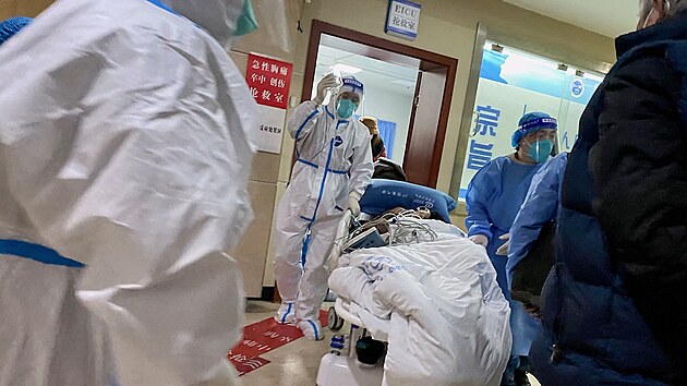 Zdravotnci pevej pacienta s covidem v nemocnici v nskm mst chung-ching. (23. prosince 2022)