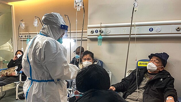 Pacienti s covidem dostvaj lbu na oddlen urgentnho pjmu v anghajsk nemocnici. (23. prosince 2022)