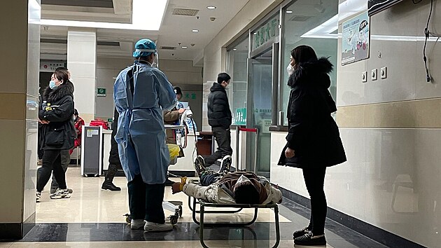 Zdravotnk se star o pacienta ped oddlenm urgentnho pjmu v nemocnici v nskm okrese Pa-ou. (22. prosince 2022)