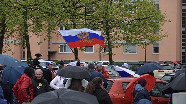 Prorusk� demonstrace v n�meck�m m�st� Lahr. Se�li se na n� Rusov� �ij�c� v N�mecku, kte�� podporuj� re�im Vladimira Putina. Ofici�ln� byla akce protestem proti �diskriminaci rusk�ch N�mc�, za m�r a proti v�lce�. (24. dubna 2022)