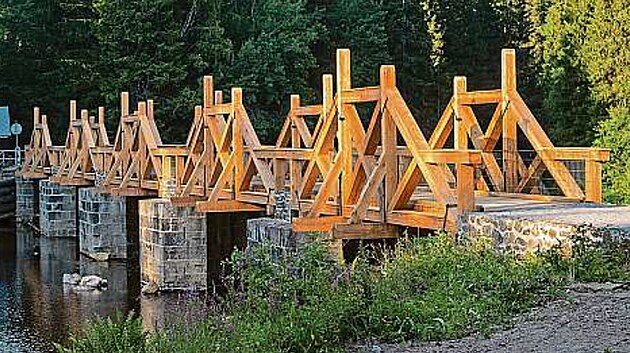 Hradlov most u Modravy slouil dvaadvacet let a jeho oprava u byla nutn, i kdy omezila pohyb turist.
