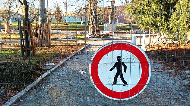 Nyn� stavbu t�m�� zastavily spory mezi m�stem a zhotovitelem, jen� ��d� z�sadn� nav��en� rozpo�tu.