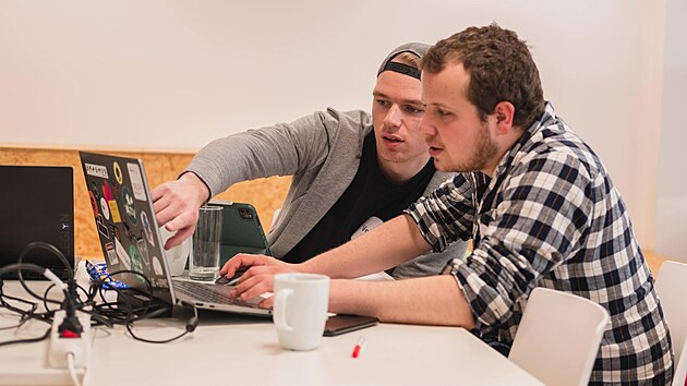 Studenti Fakulty informatiky Masarykovy univerzity Vojtch Bra (vlevo) a Jon Roseck stoj jako hlavn tvrci projektu za vytvoenm minecraftov mapy Brna.