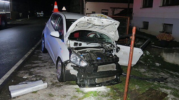 Nehoda osobnho vozu a dodvky s peivem u Olenice na Rychnovsku (23. prosince 2022)