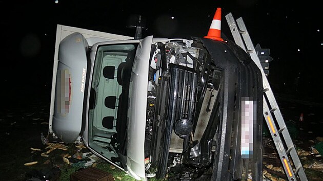 Nehoda osobnho vozu a dodvky s peivem u Olenice na Rychnovsku (23. prosince 2022)