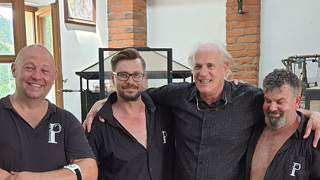 Um�lci v kunratick� skl�rn� v pr�b�hu l�ta 2021 vyrobili �edes�t soch pro pokra�ov�n� americk�ho filmu Knives Out. Na fotografii je krom� skl��sk�ho t�mu tak� art director John Dexter (naho�e, druh� zprava).