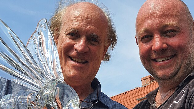 Um�lci v kunratick� skl�rn� v pr�b�hu l�ta 2021 vyrobili �edes�t soch pro pokra�ov�n� americk�ho filmu Knives Out. Na fotografii je Ji�� Pa�inek (vpravo) a art director John Dexter.