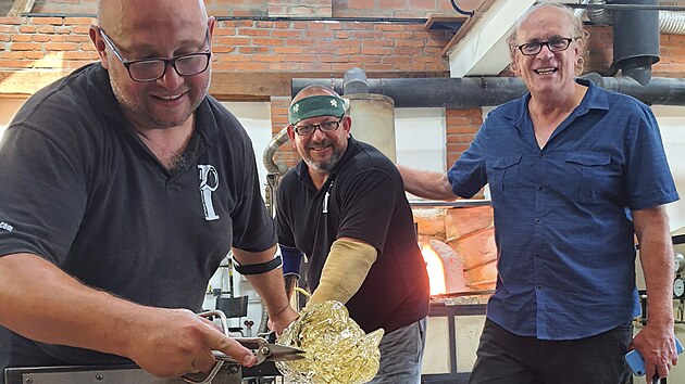 Um�lci v kunratick� skl�rn� v pr�b�hu l�ta 2021 vyrobili �edes�t soch pro pokra�ov�n� americk�ho filmu Knives Out. Na fotografii je Ji�� Pa�inek (vlevo) a art director John Dexter (vpravo).