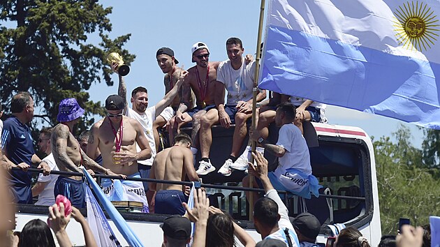 Lionel Messi se spoluhri zdrav fanouky pi oslavch v Buenos Aires.