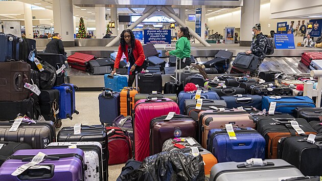 Komplikace v leteck� doprav� ve Spojen�ch st�tech zp�soben� zimn�m po�as�m pokra�uj�. Leteck� spole�nost Southwest Airlines podle agentury Reuters od p�tku zru�ila p�es 12 000 spoj�. (26. prosince 2022)