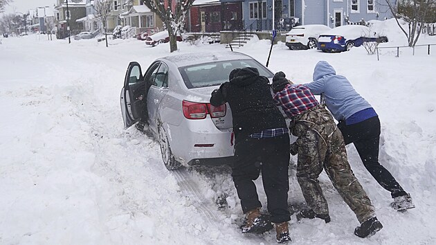Probl�my v doprav� a v�padky proudu tr�p� i Kanadu, kde po sobotn� nehod� autobusu na d�lnici zahynuli �ty�i lid� a 36 lid� bylo o�et�eno se zran�n�mi. (26. prosince 2022)