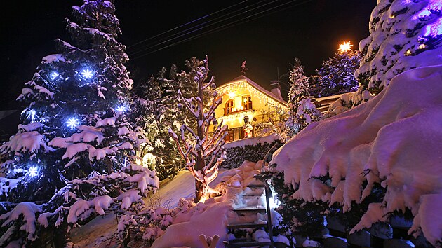 Na v�no�n� v�zdob� a osv�tlen� obyvatel� Kladrub ne�et��, mohlo by se zd�t. Je to v�ak p�esn� naopak. Pou��vaj� zde jen velmi �sporn� LED sv�t�lka dopln�n� o sol�ry a baterie. Spot�eba energie na v�zdobu je stejn� jako u jedn� zapnut� elektrick� �ehli�ky.