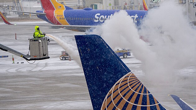Odstraovn ledu z letadla spolenosti United Airlines. Na mezinrodn letit General Mitchell v Milwaukee ve Wisconsinu dorazila studen fronta. (22. prosince 2022)