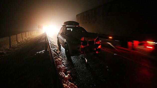 Dlnici D1 na 159. kilometru ve smru na Brno uzavela odpoledne hromadn nehoda. Nejprve se srazilo deset aut, v kolon pak bourala dal vozidla. (22. prosince 2022)