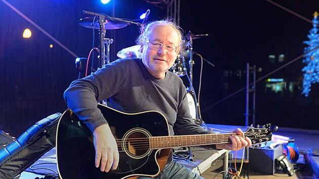 Pavel Ka�es Hus�r b�hem p�edv�no�n�ho koncertu na zl�nsk�m n�m�st� M�ru (prosinec 2022)