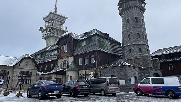 Przdn objekt horskho hotelu na vrcholku Klnovce