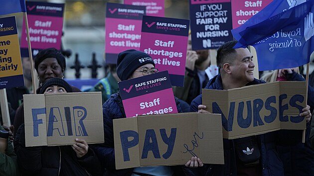 Zdravotn sestry v Londn stvkuj za vy platy. (20. prosince 2022)