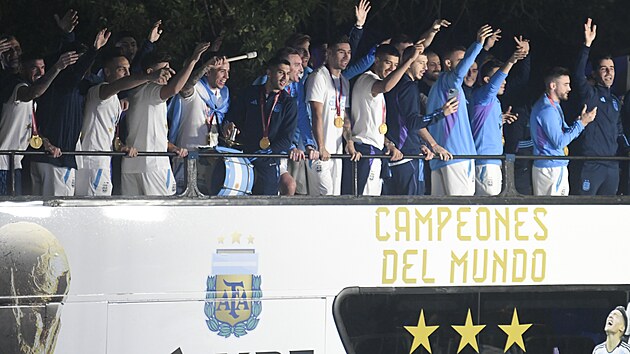 Argentinští fotbalisté zdraví fanoušky, kteří je přišli přivítat na letiště v Buenos Aires.