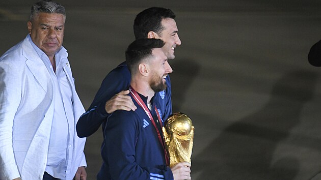 Lionel Messi (v popředí) a argentiský trenér Lionel  Scaloni po příletu do Buenos Aires.