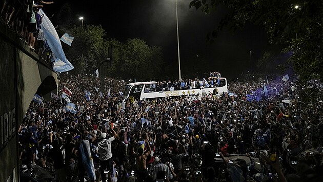 Davy argentinských fanoušků zdraví fotbalové mistry světa po jejich příletu do Buenos Aires.