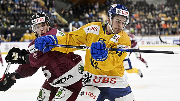Martin Jandus (vlevo) ze Sparty v souboji s Valentinem Nussbaumerem z Davosu.