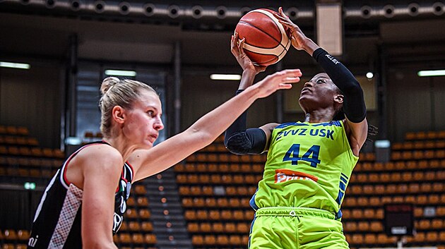 Temi F�gb�nl�ov� (vpravo) z USK Praha zakon�uje na ko� Virtusu Bolo�a, br�n� ji Kitija Laksaov�.