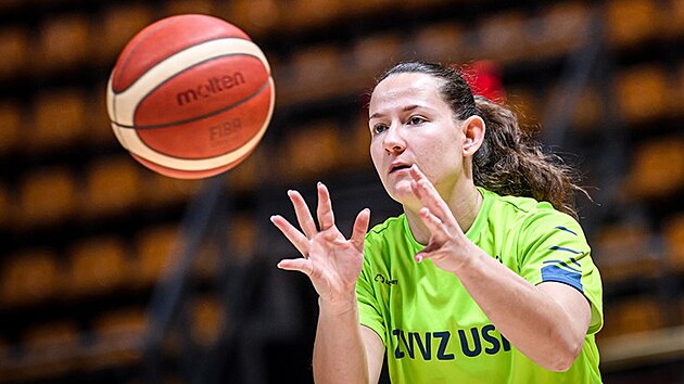 Tereza Vyoralov� z USK Praha se rozcvi�uje.